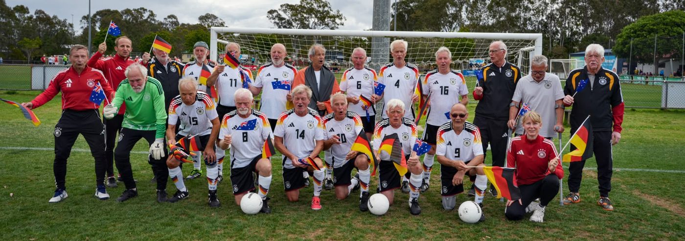 Mannschaftsfoto Team Germany 75+ jubelt mit Fahnen in Brisbane