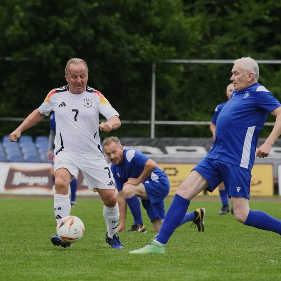 Spieler von Team Germany im Zweikampf um den Ball